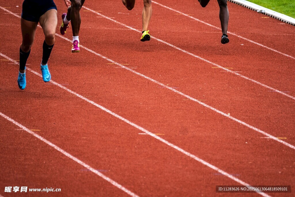 运动员在跑道上奋力奔跑