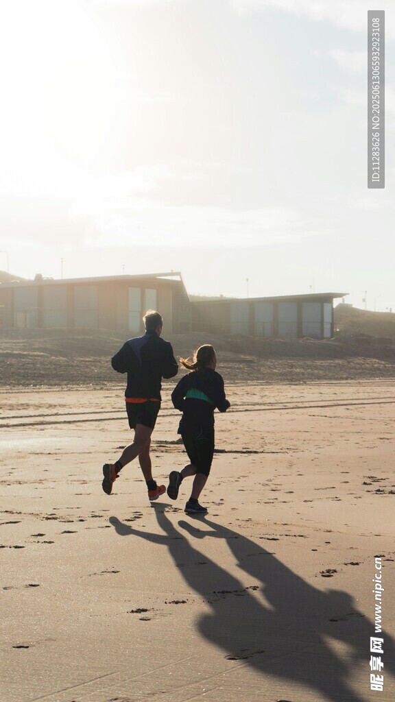 沙滩上奔跑的两人身影