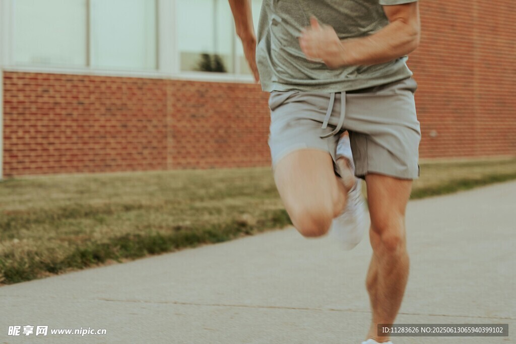 户外奔跑的活力男子