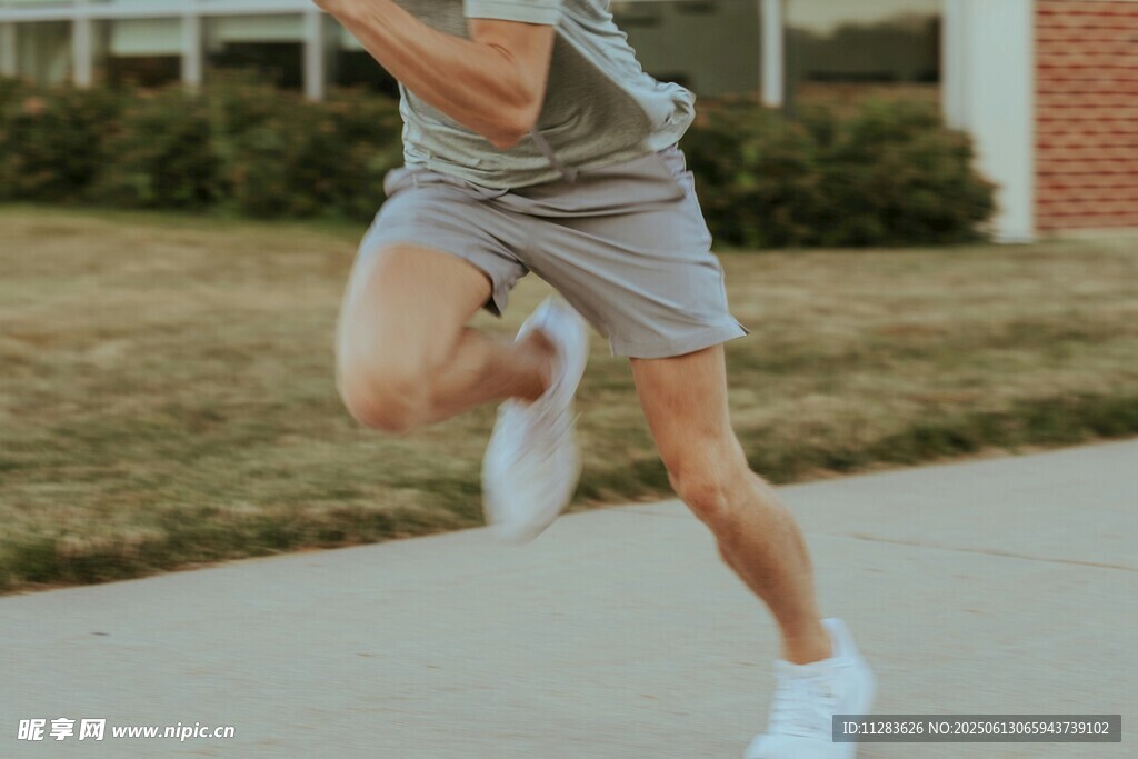 男子户外活力跳跃瞬间