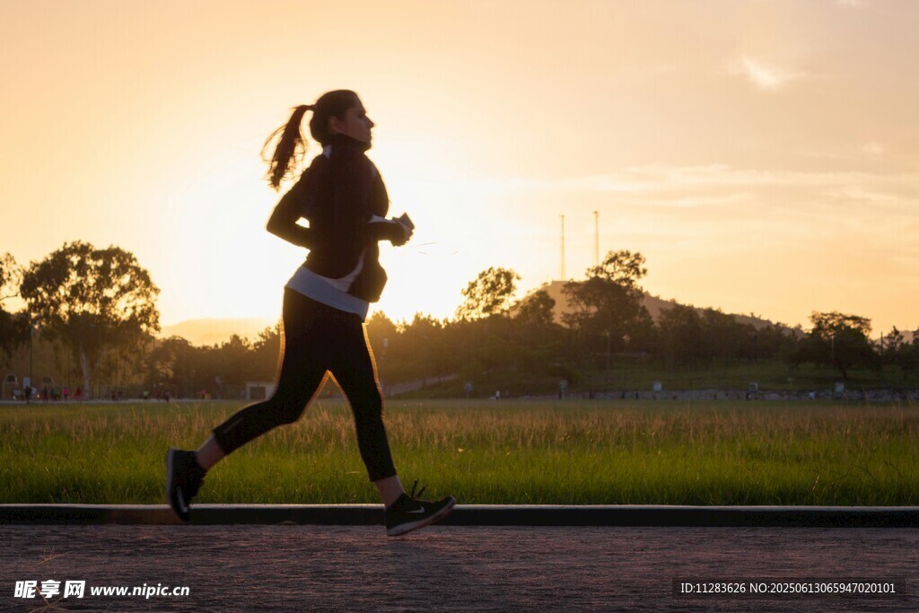 夕阳下的女子户外跑步