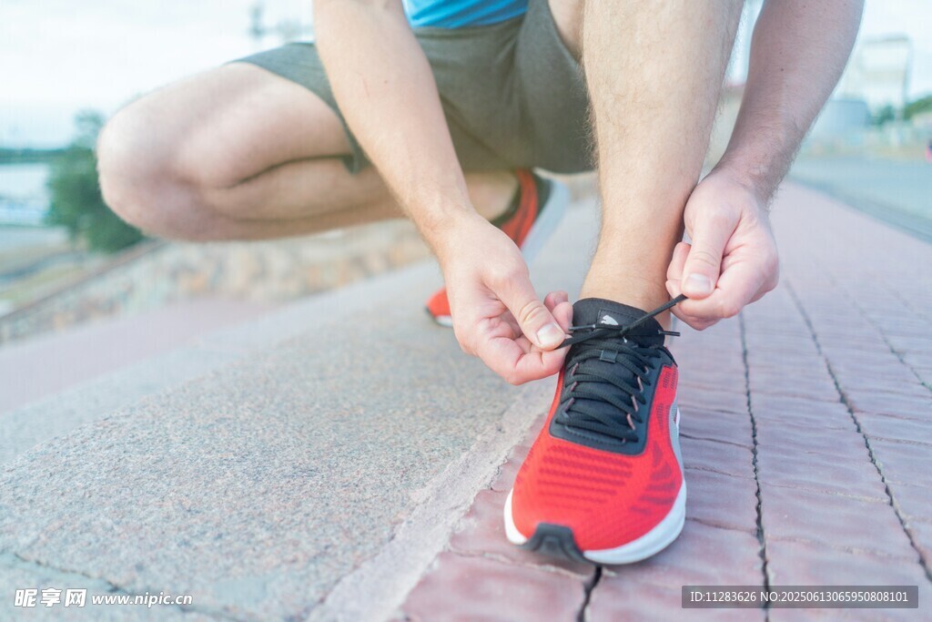跑步者系鞋带瞬间