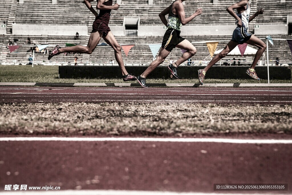 运动员在跑道上奋力奔跑