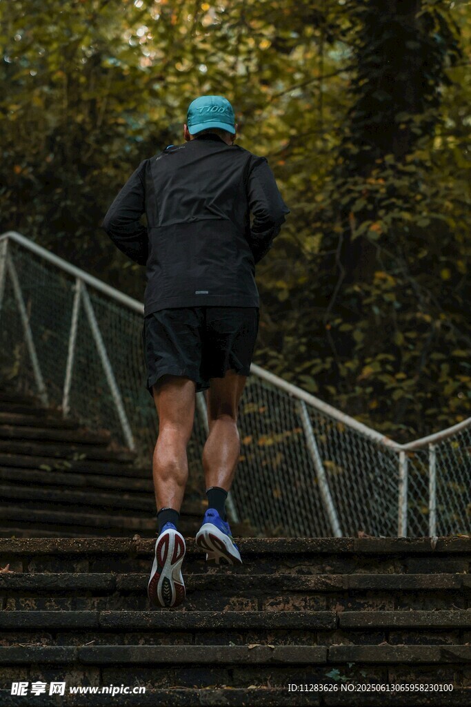 男子奋力奔跑于石阶之上