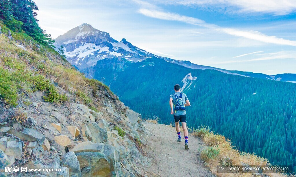 徒步者穿行于山间美景