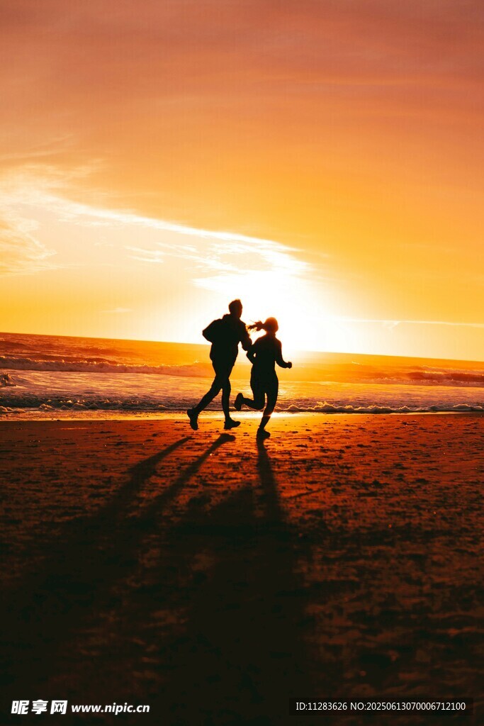 夕阳下海滩上的温馨身影