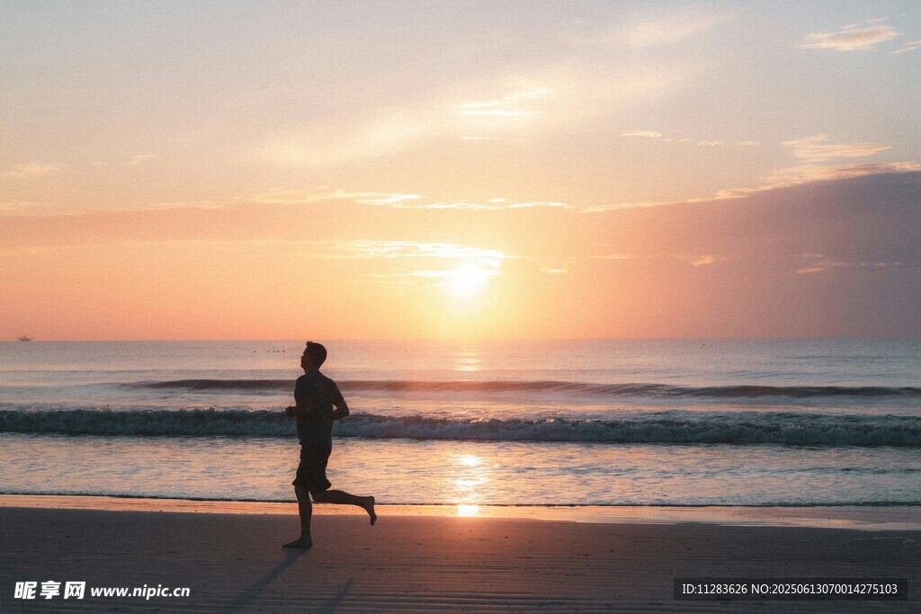 海滩上的晨跑者