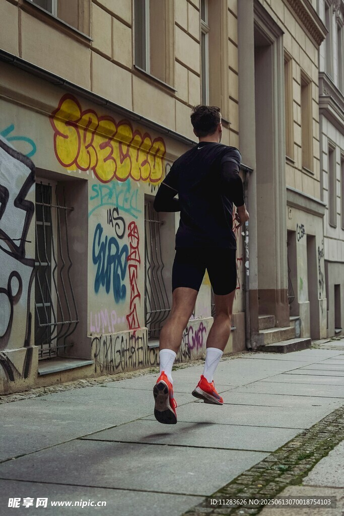 街头奔跑的运动男子