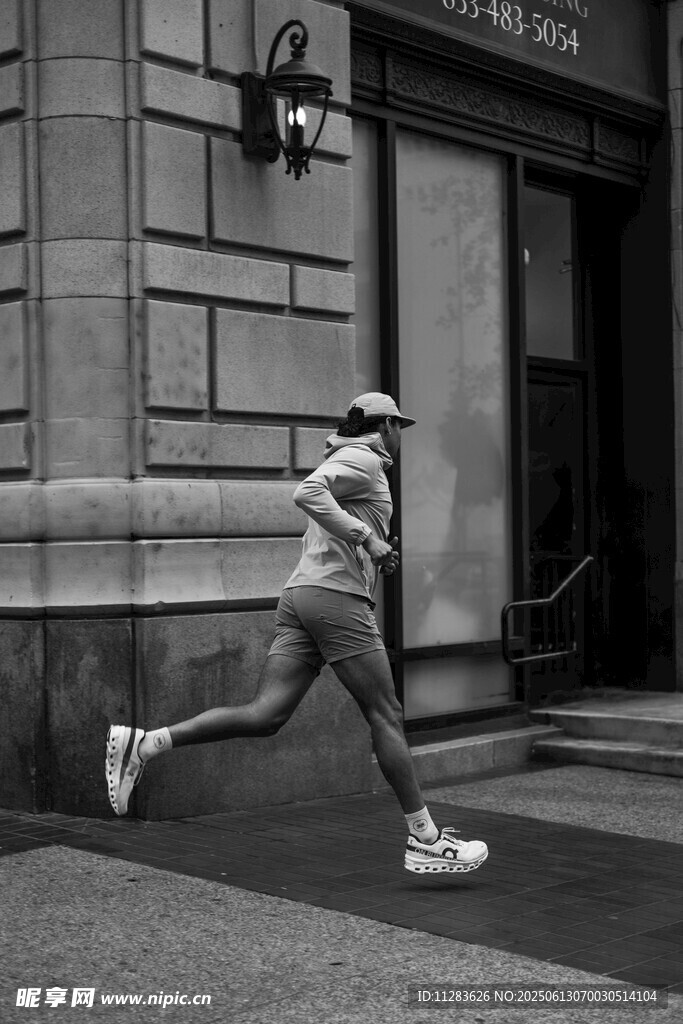 街头奔跑的活力身影