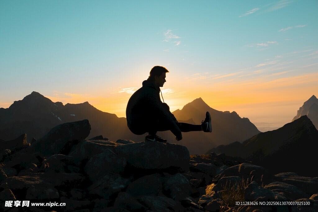 山顶上的孤独身影