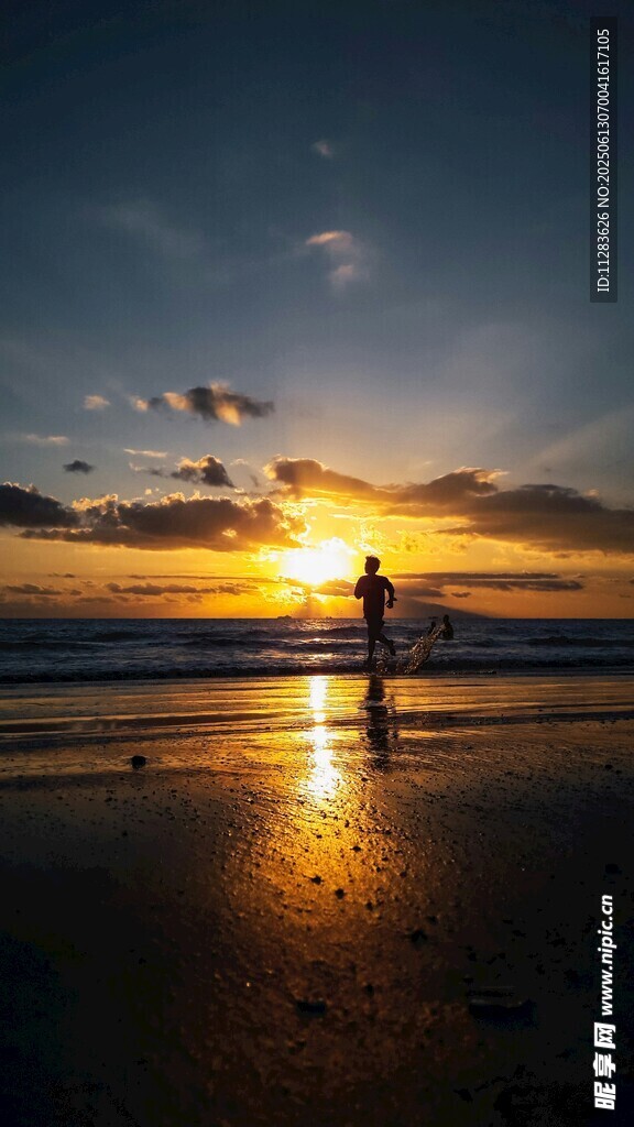 夕阳下海边的浪漫身影