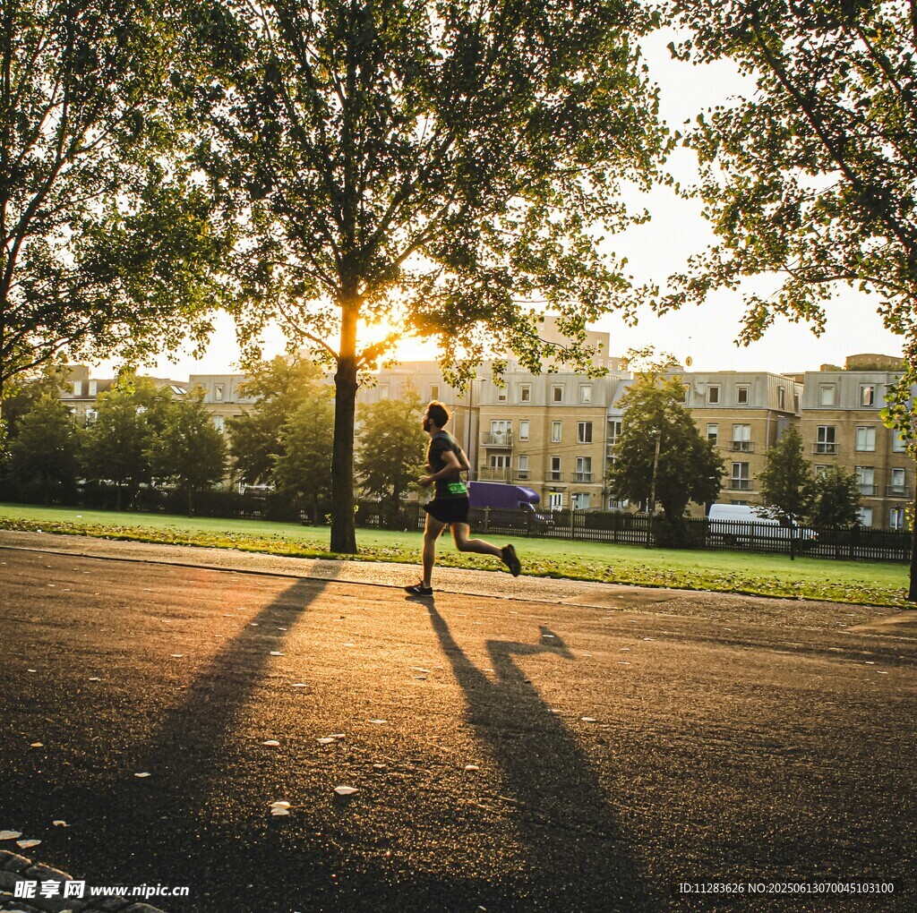夕阳下公园中的慢跑者