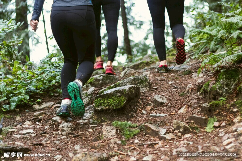 三人徒步于山间小径