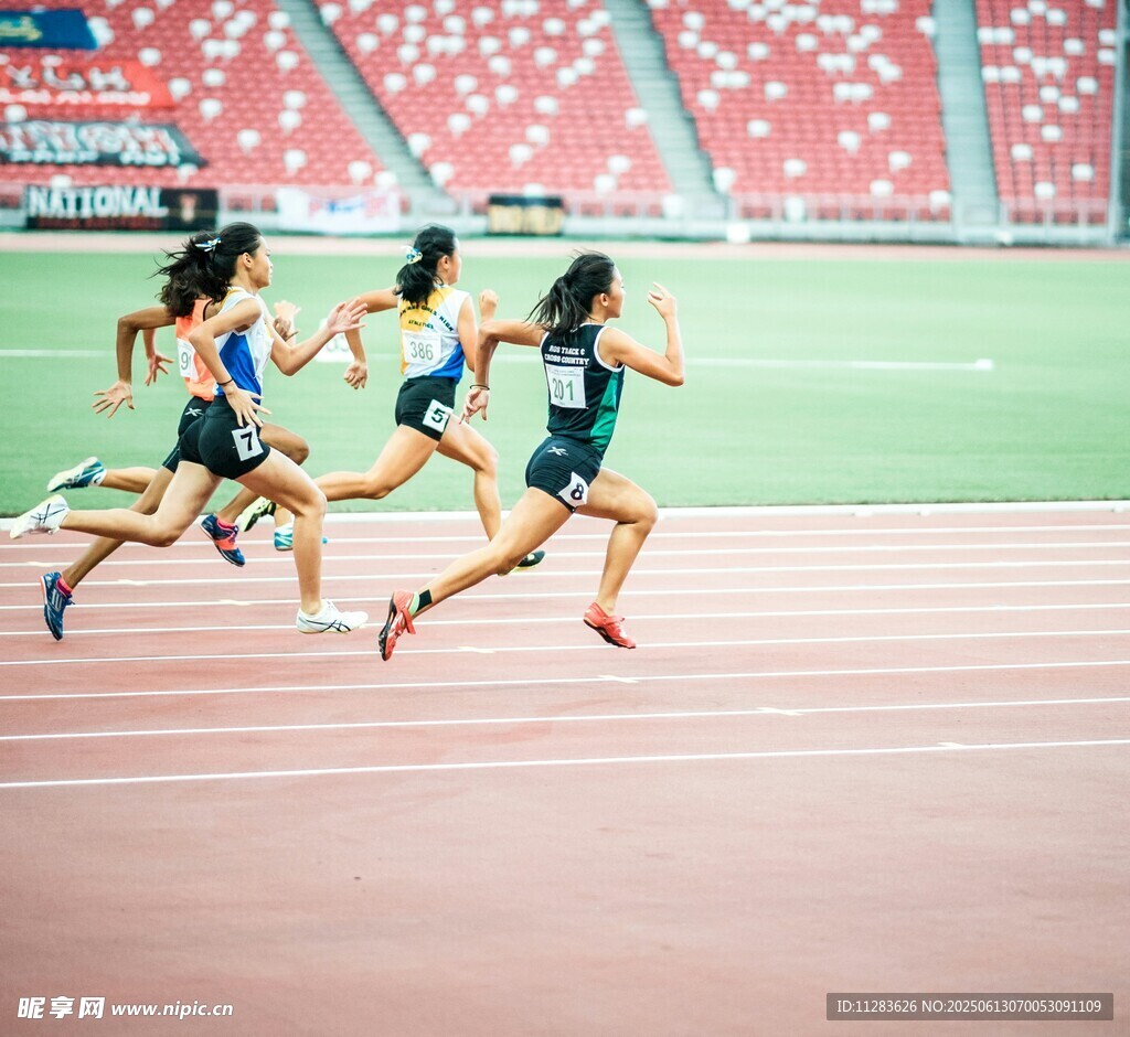 女子田径赛场奋力奔跑瞬间
