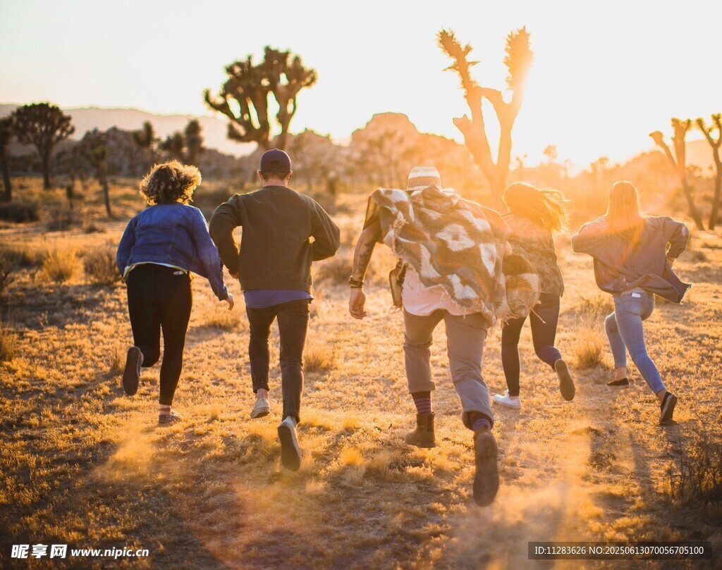夕阳下的户外徒步人群