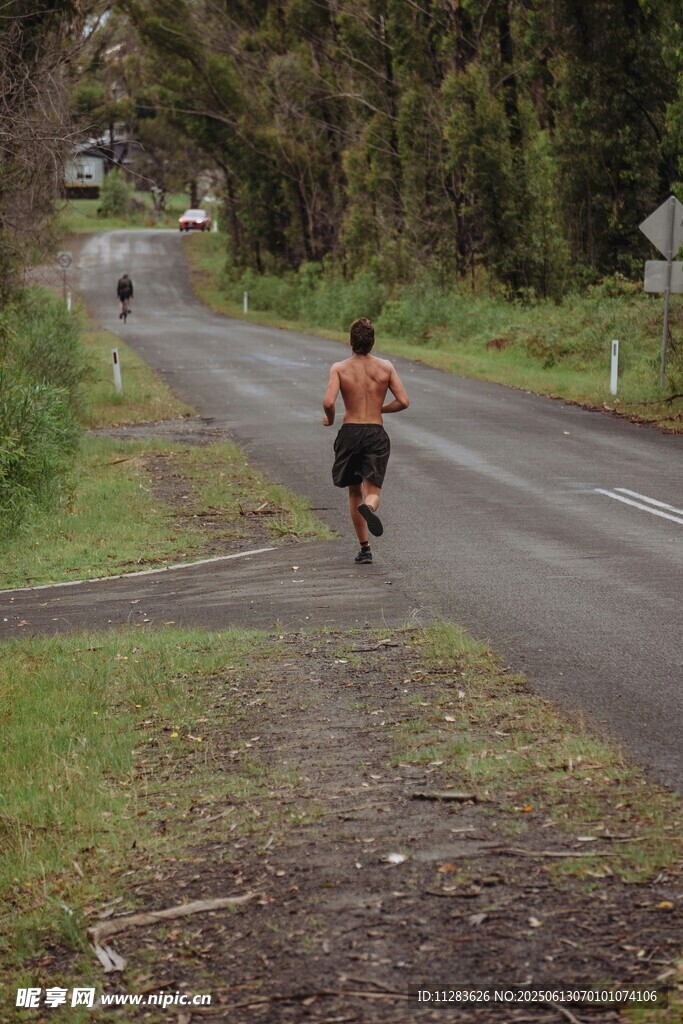 户外公路上的跑步者