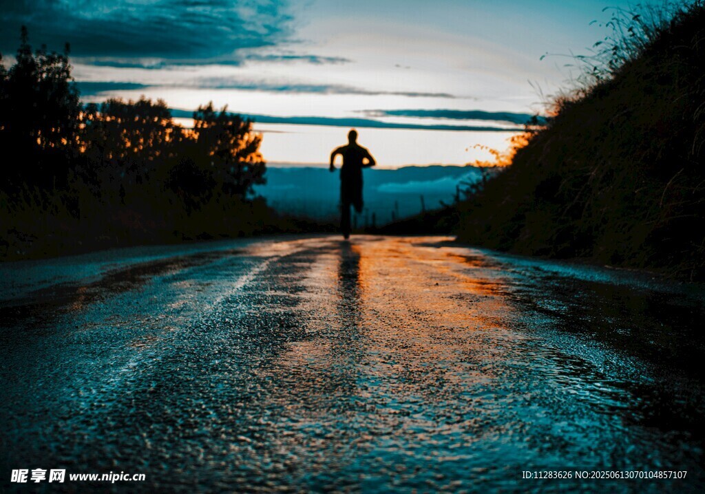 黄昏独行者于湿漉道路