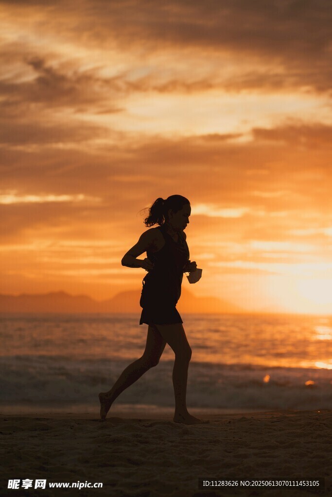 夕阳下海边奔跑的身影