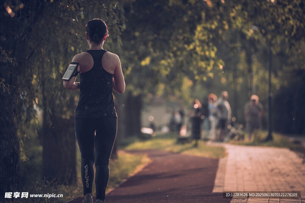 林间小道上的徒步者