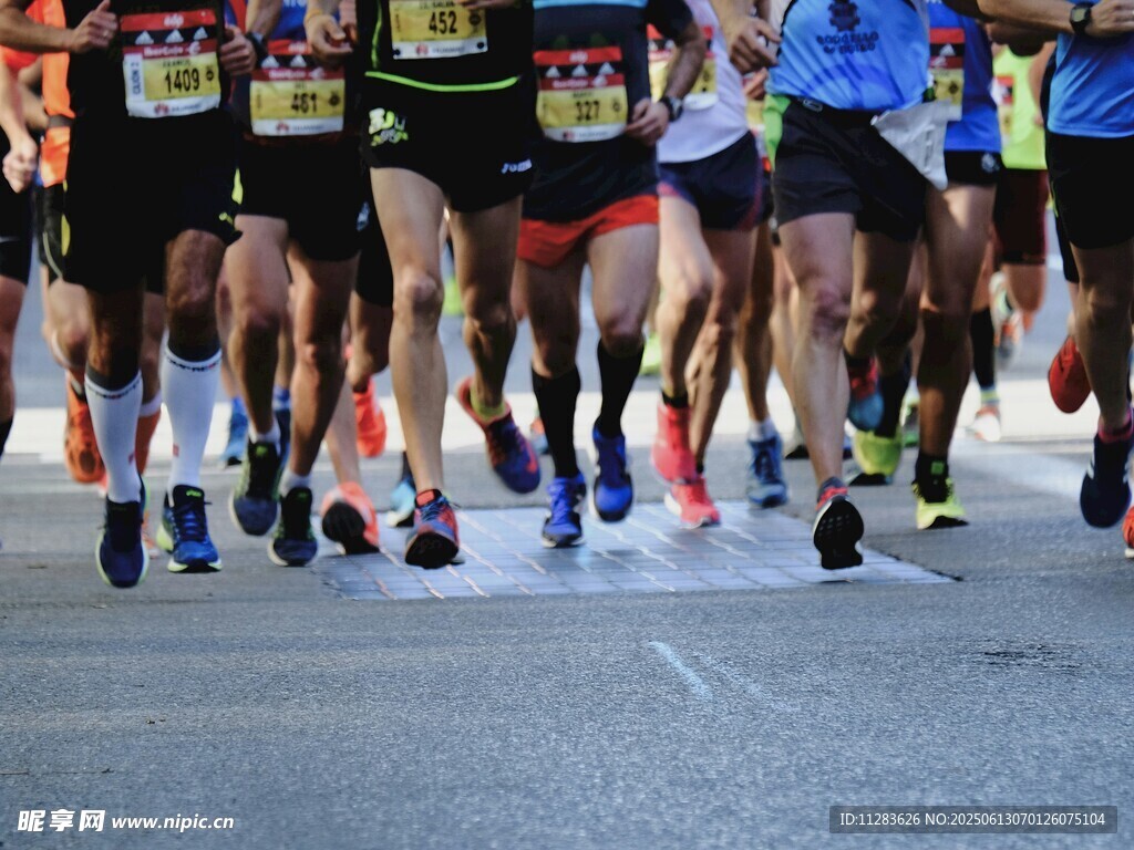 马拉松赛中选手奔跑瞬间