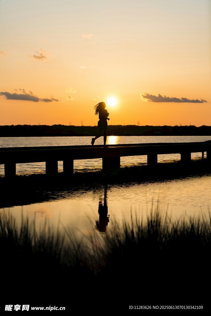 夕阳下桥上独行者