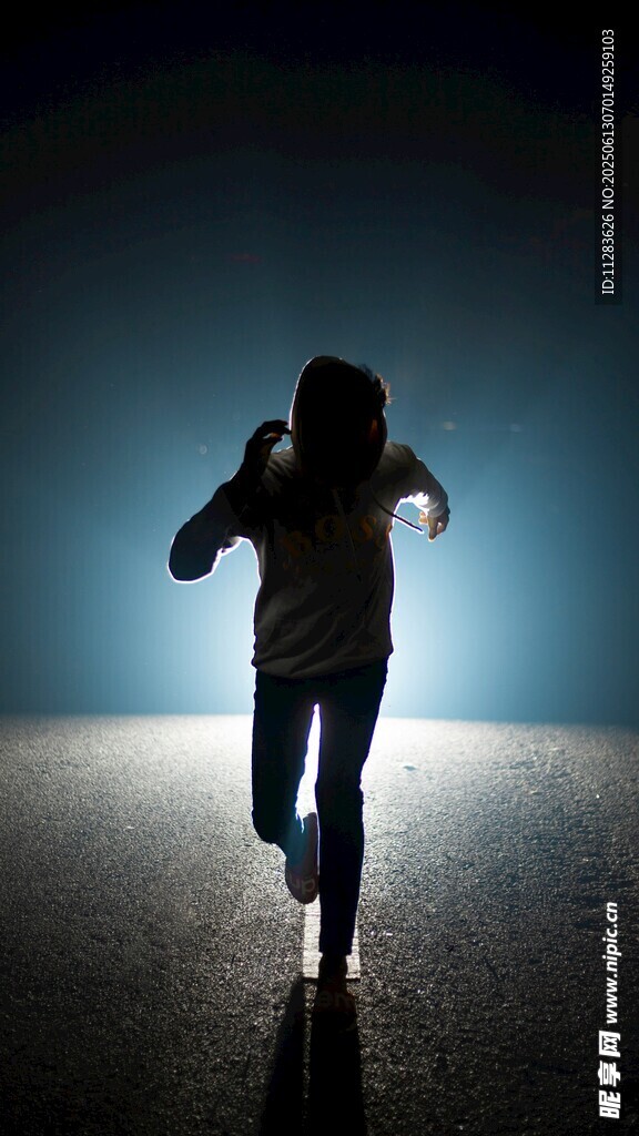 黑暗中奔跑的孤独身影