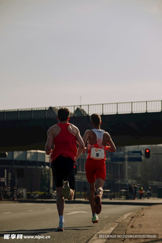 户外跑步的运动员