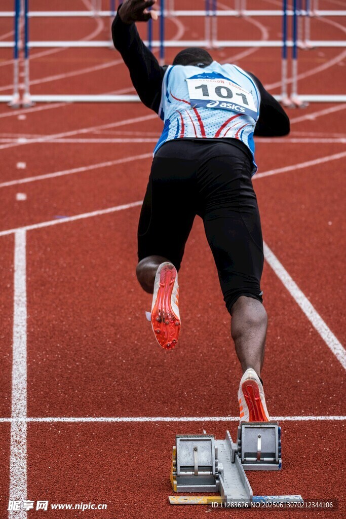 运动员起跑瞬间