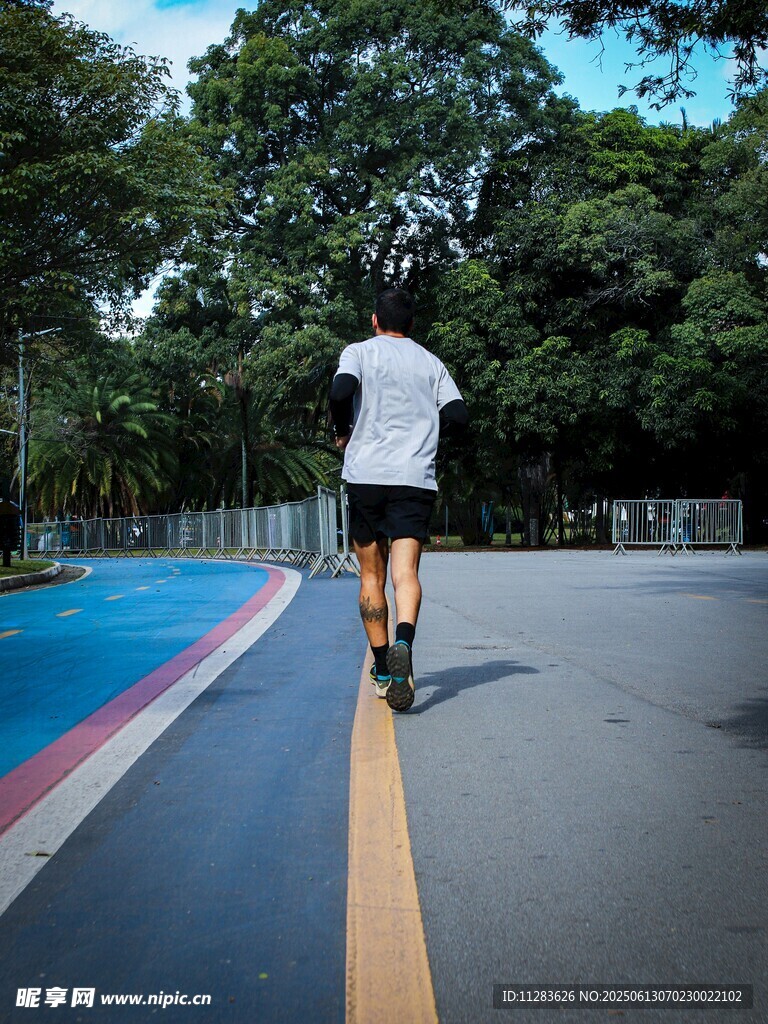 男子在户外道路上跑步