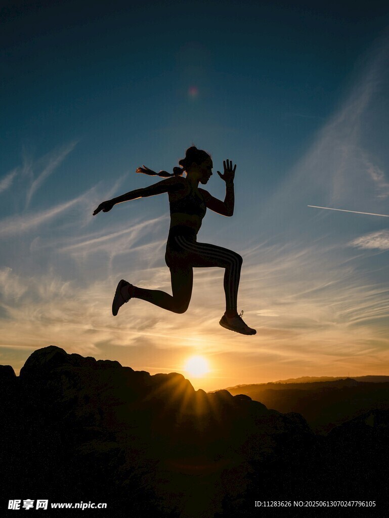 夕阳下的活力跳跃者