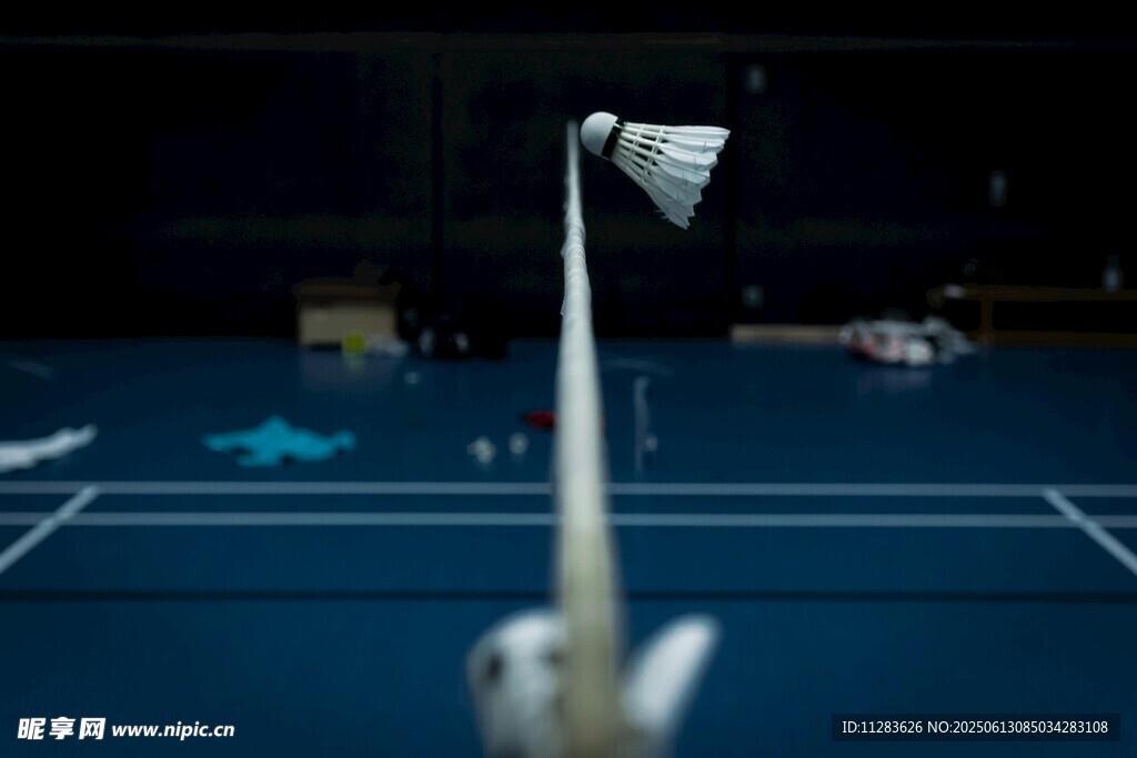 羽毛球场地与球拍