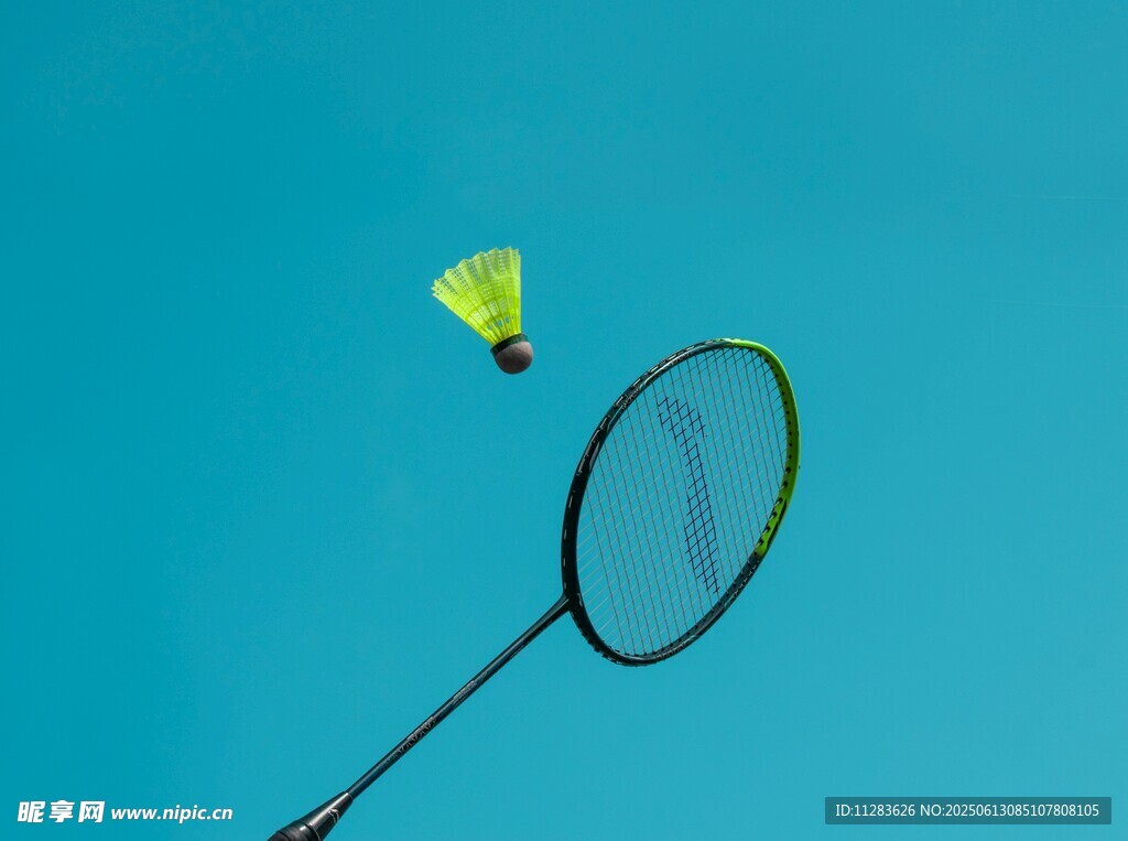 空中的羽毛球与球拍
