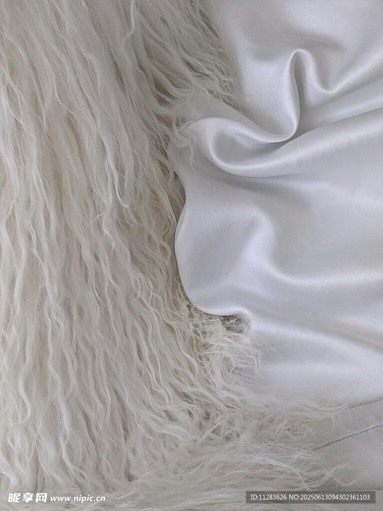 白色绸缎与毛绒材质展示