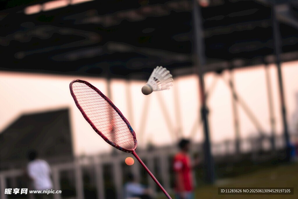 羽毛球运动瞬间