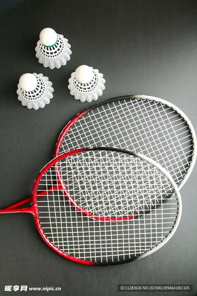 羽毛球拍与羽毛球组合