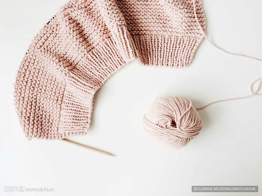 粉色针织作品与毛线团