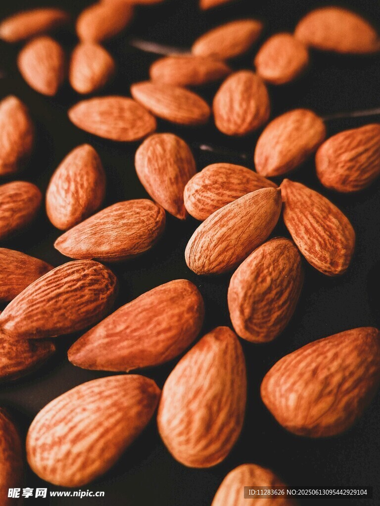 散落的杏仁特写