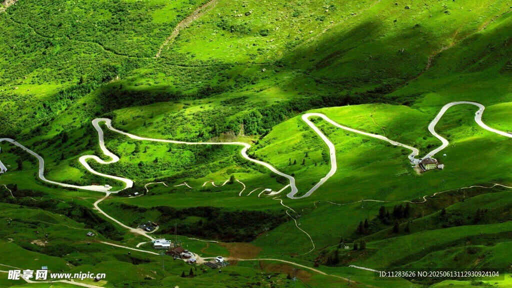 山间蜿蜒公路美景