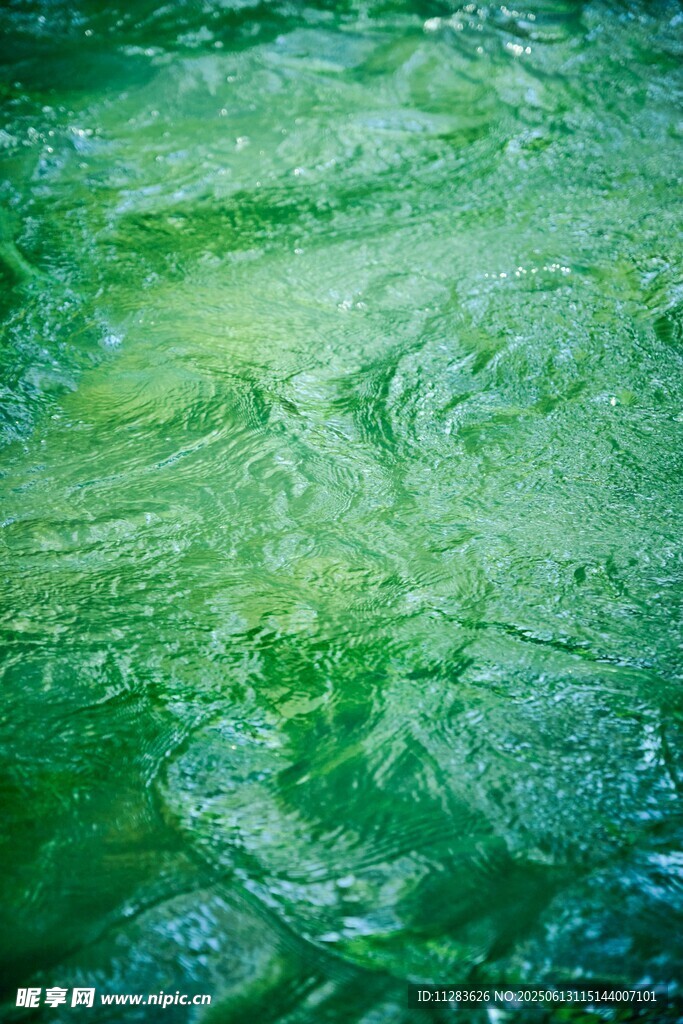 翠绿水波纹理背景图
