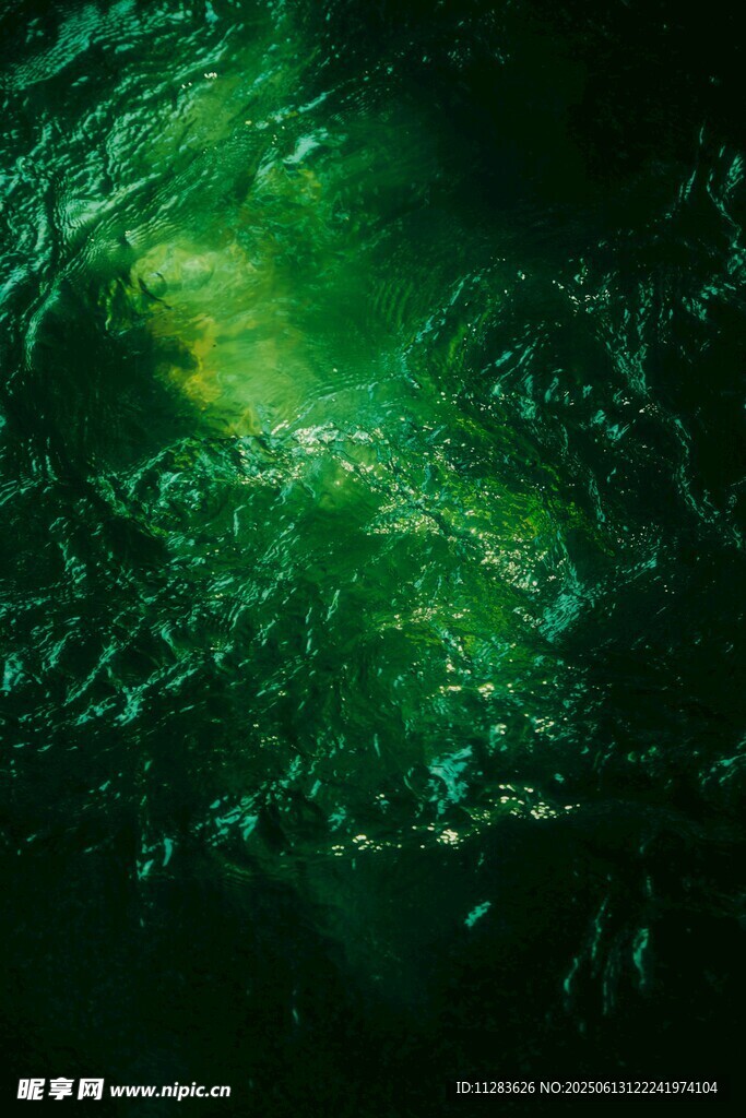碧绿水波