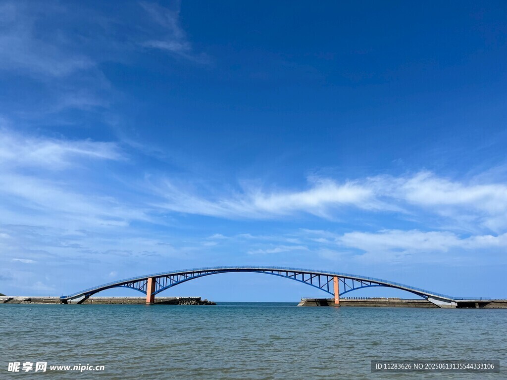 海上拱形大桥风景