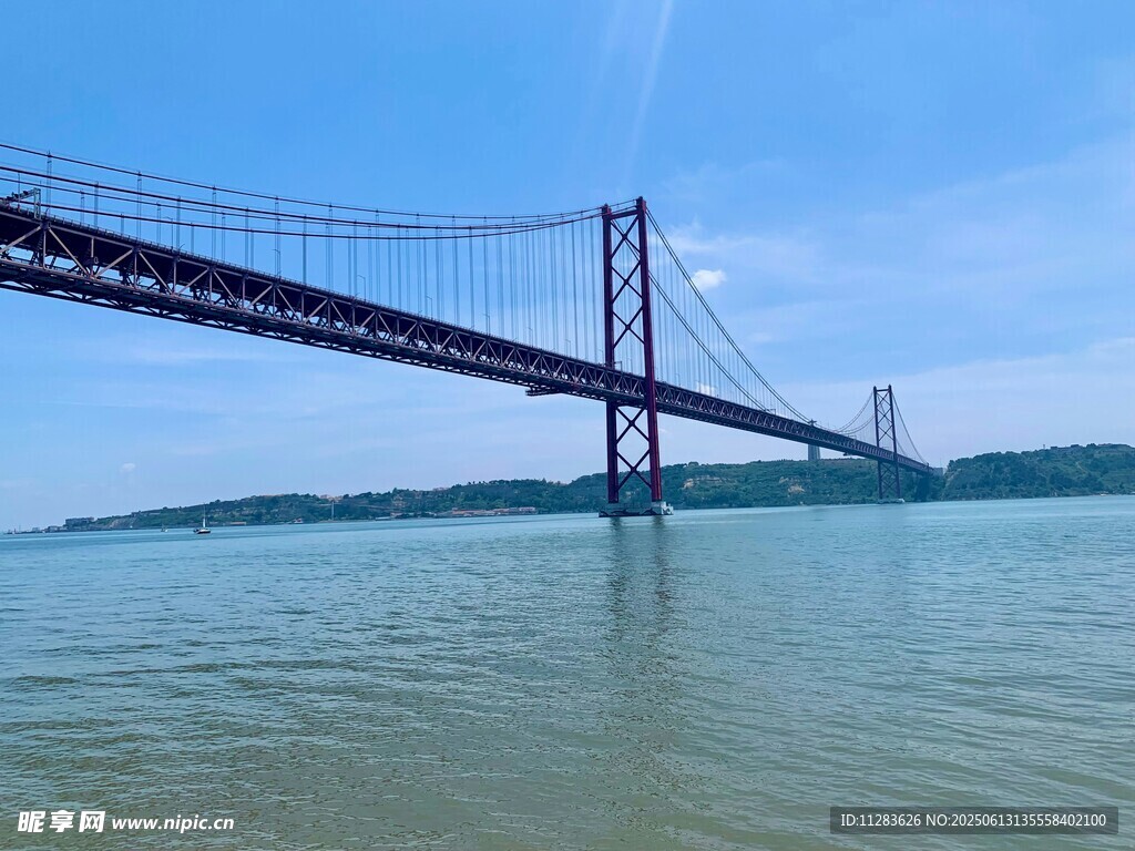 壮丽跨海大桥横跨碧波