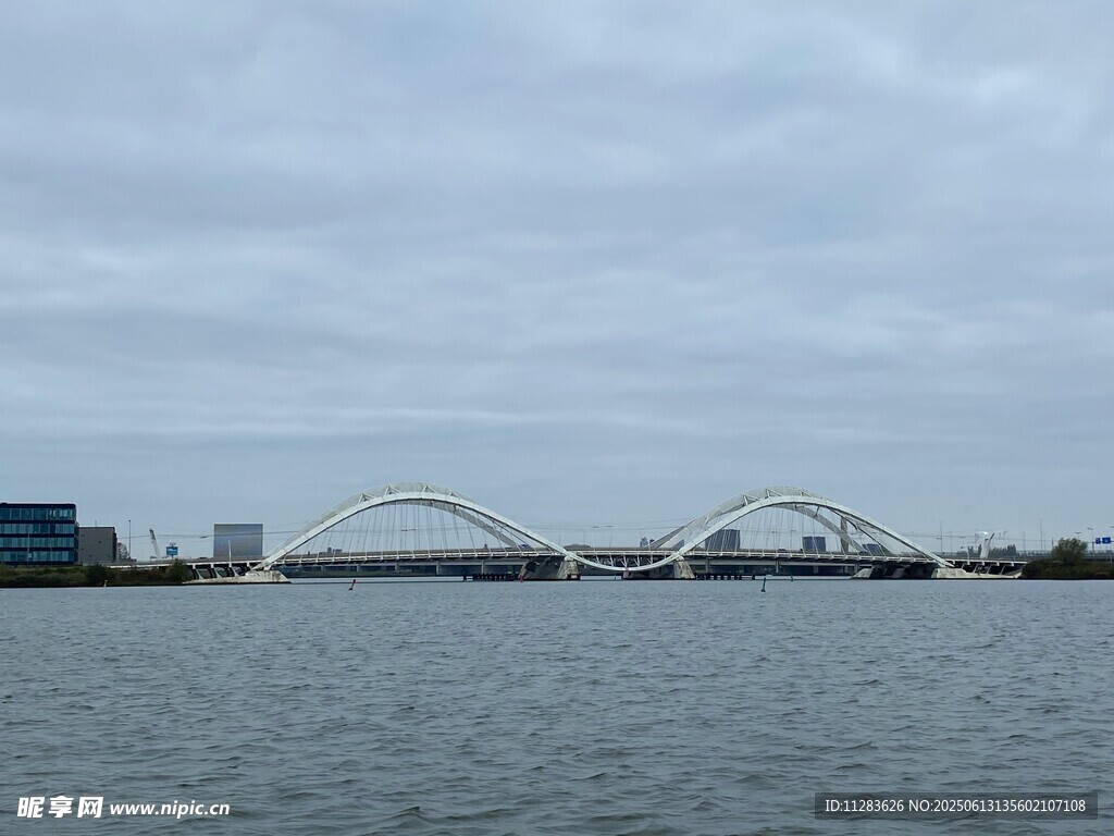 河畔桥梁景观