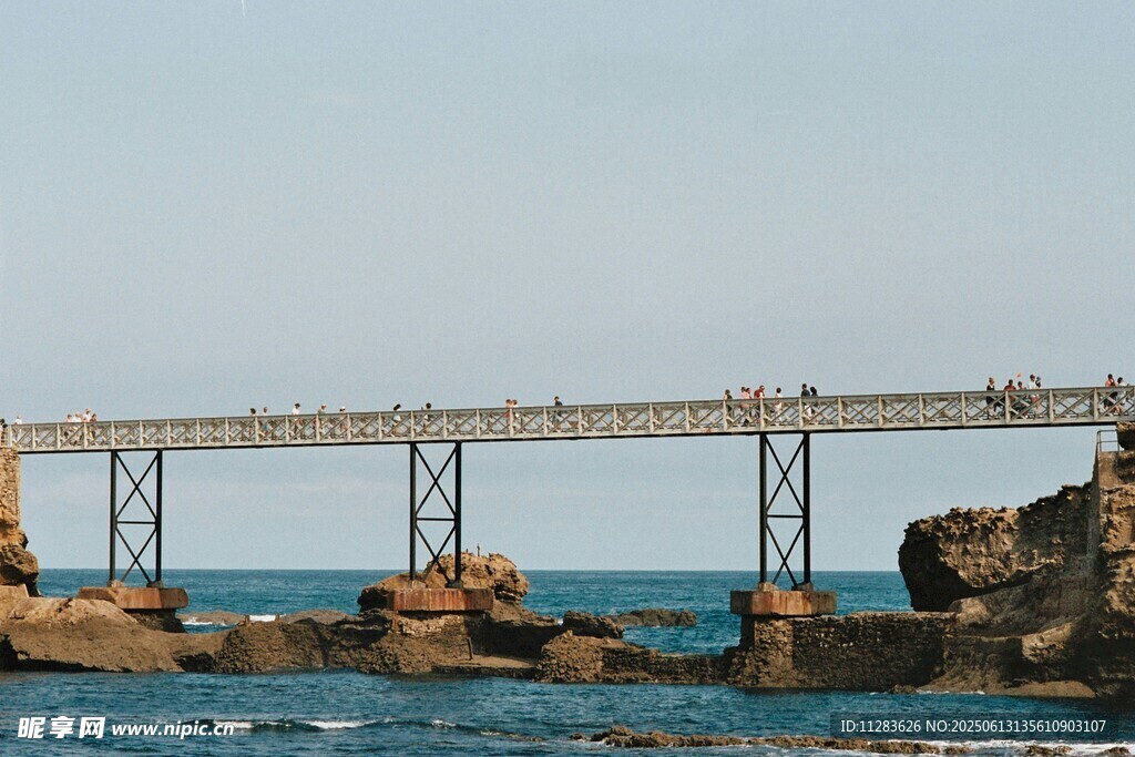 海上栈桥横跨礁石