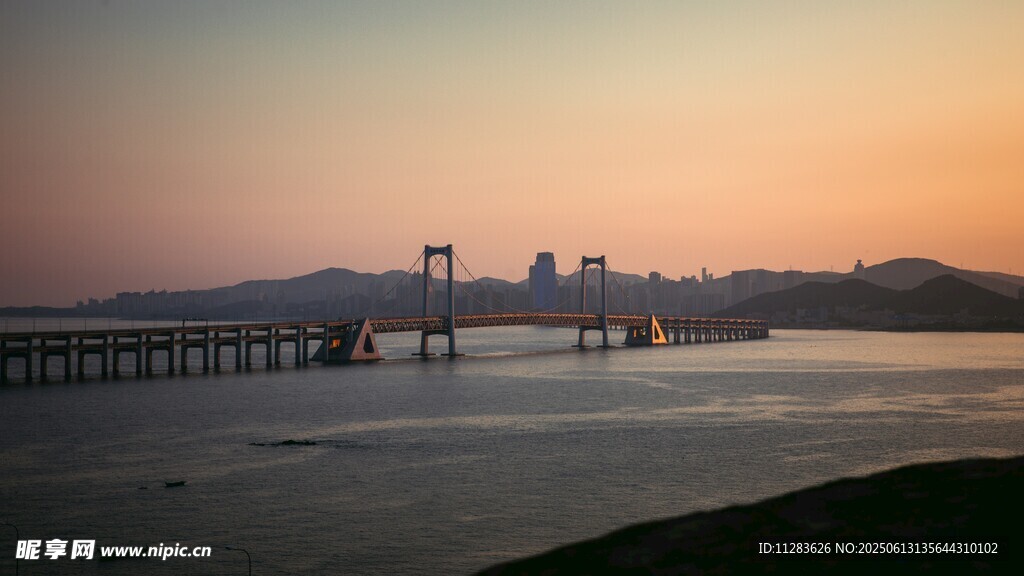 日落时分的跨海大桥美景