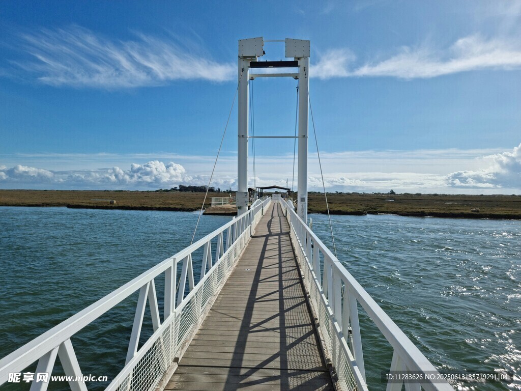 海上栈桥伸向蓝天