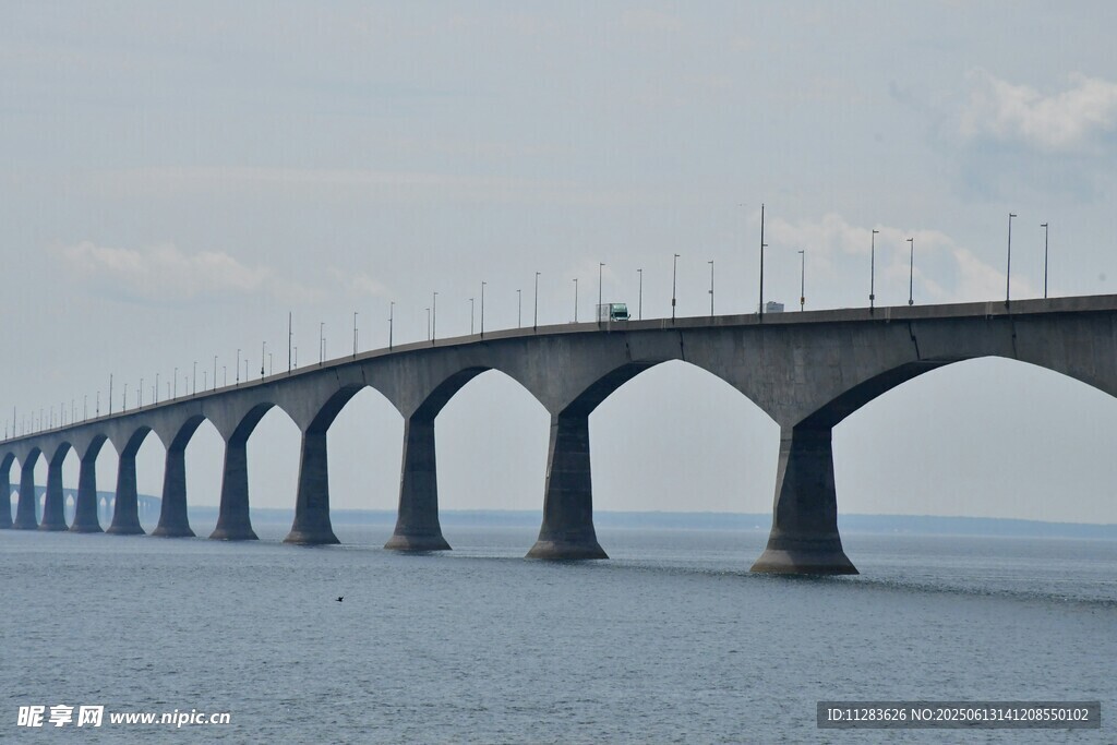 跨海长桥横跨广阔海面