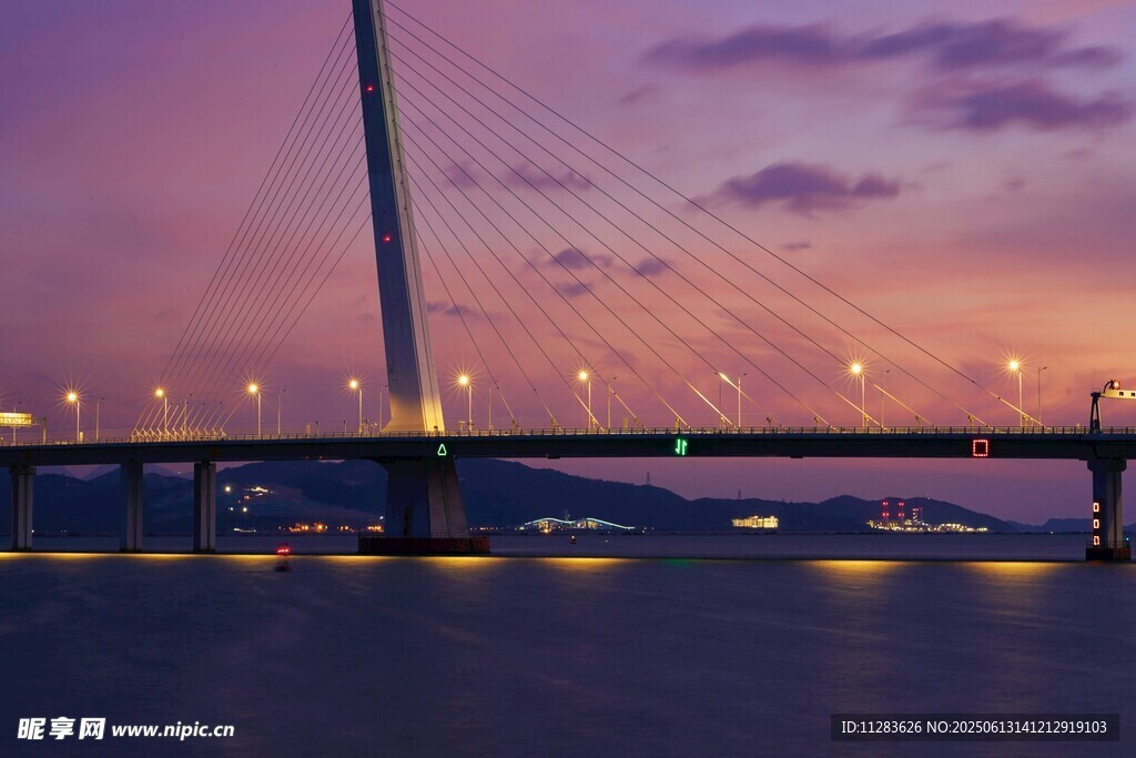 黄昏下的跨海大桥美景