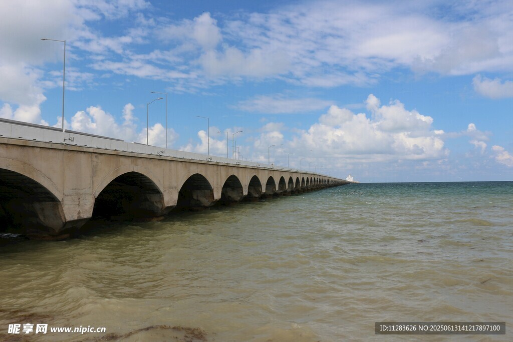 海上长桥与蓝天白云美景