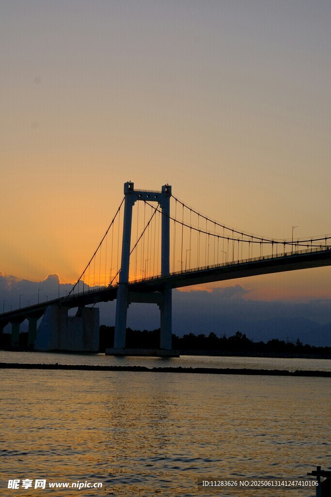 夕阳下的跨海大桥美景
